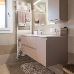 Bagno giorno con pavimenti e rivestimenti in piastrelle di grès porcellanato Plaster Sand e Butter di Marazzi