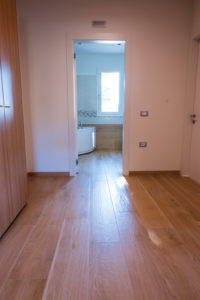 rivestimenti-corridoio-gres-legno-arredo-casa-cassola-silvestri