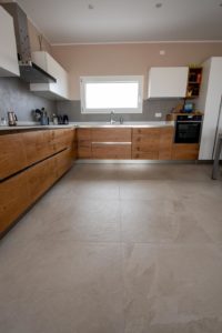 rivestimento-cucina-color-now-tortora-pavimento-mystone-ardesia-bianco-marazzi-silvestri-san-zenone-2