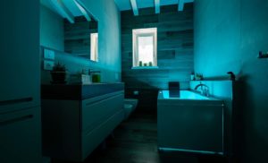 pavimenti-rivestimenti-arredo-bagno-semonzo-treviso-silvestri-bagno-giorno-cromoterapia-azzurro