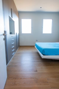 rivestimenti-camera-letto-gres-legno-arredo-casa-cassola-silvestri