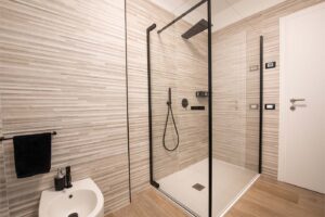 Ristrutturazione casa Silvestri pavimenti rivestimenti scale bagno gres legno cucina living